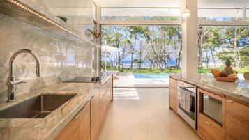 Jääkaappi, mikroaaltouuni, uuni, kahvin-/teenkeitin