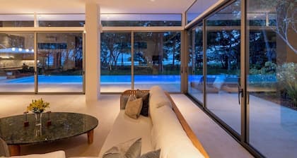 Sea Wing Oceanfront Paradise:4-Bedroom Villa with Expansive Pool in Santa Teresa
