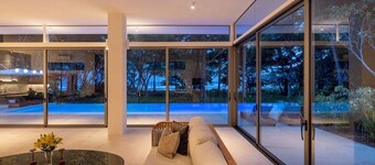 Sea Wing Oceanfront Paradise:4-Bedroom Villa with Expansive Pool in Santa Teresa