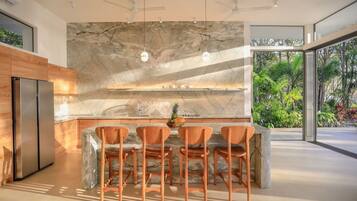 Réfrigérateur, micro-ondes, four, cafetiÚre/bouilloire