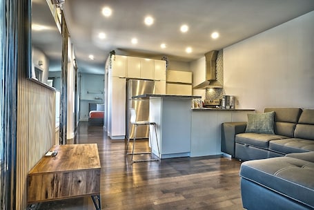 Smart TV. Downtown Sherby: Central, Parking, King Bed, Sleeps 3