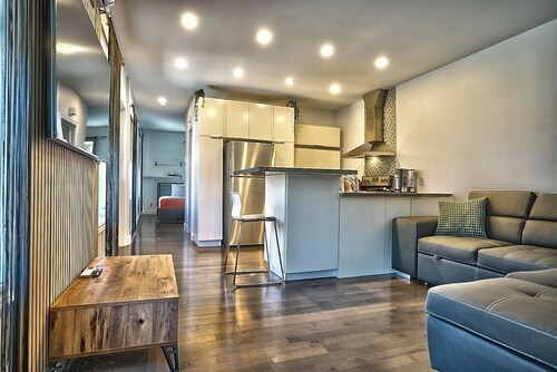 Downtown Sherby: Central, Parking, King Bed, Sleeps 3