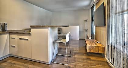 Downtown Sherby: Central, Parking, King Bed, Sleeps 3