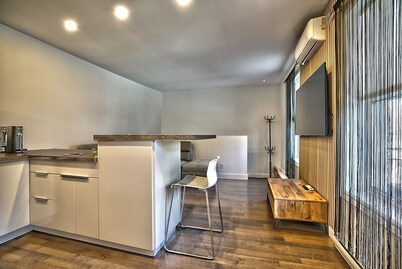 Downtown Sherby: Central, Parking, King Bed, Sleeps 3