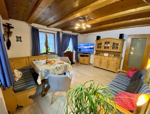 Smart TV, books, stereo