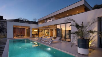 Een buitenzwembad, een verwarmd zwembad