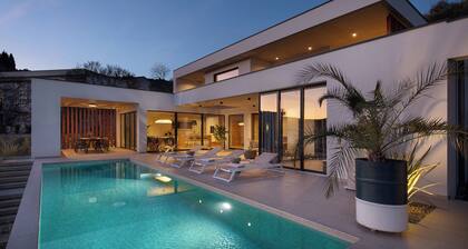 Villa Immortella, GreenTree - 6 persons, 3 bedroom luxury villa with seaview