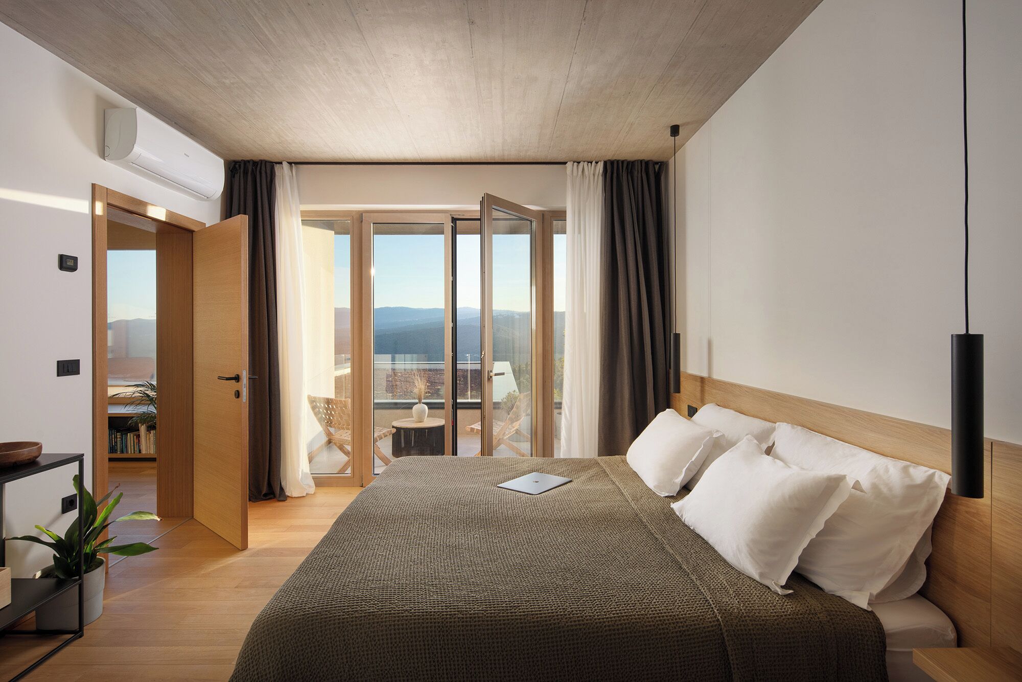 3 habitaciones, caja de seguridad en la habitación y escritorio 