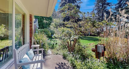 Family/Pet friendly escape with expansive lawn, near Robinson Beach