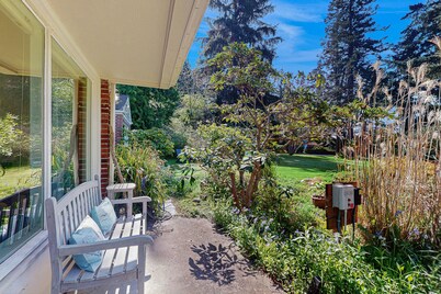 Family/Pet friendly escape with expansive lawn, near Robinson Beach