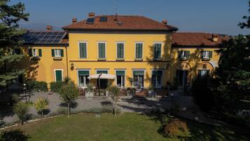 Vista frontal de la propiedad