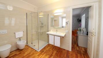 Deluxe Triple Room, Private Bathroom | Bathroom | Shower, free toiletries, hair dryer, bidet