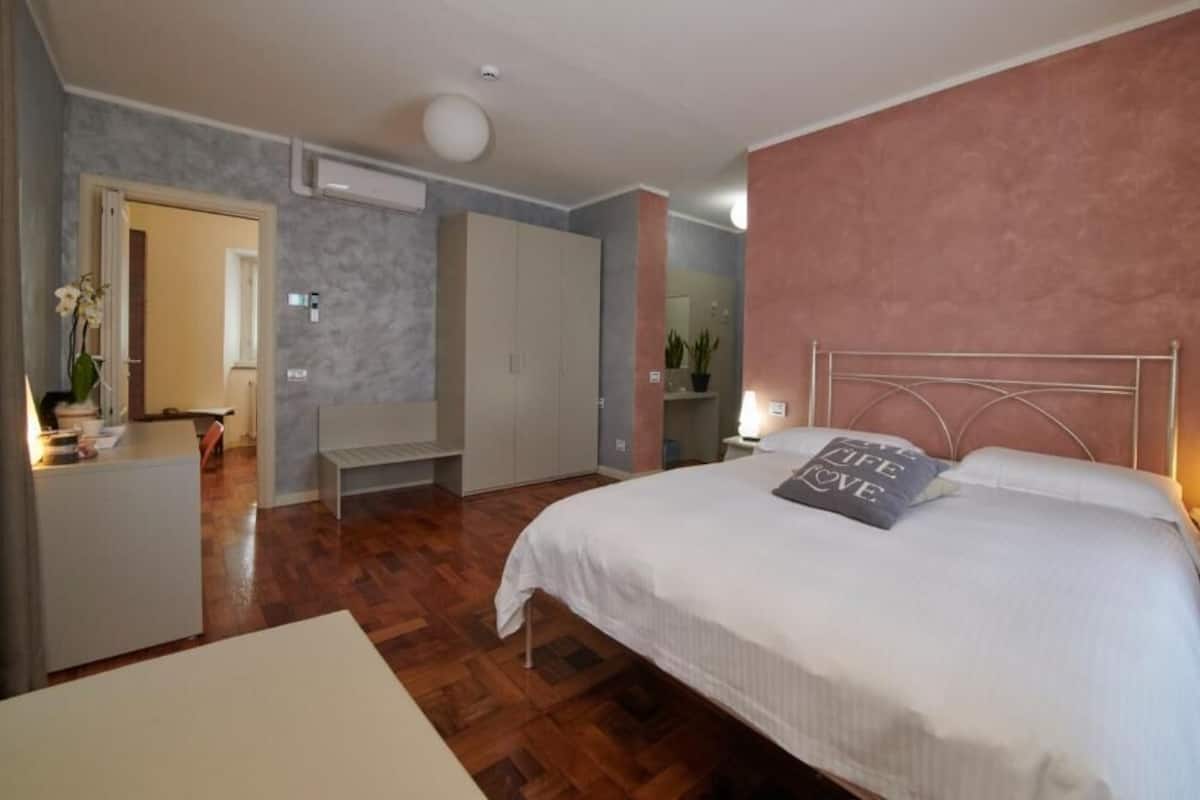 Deluxe driepersoonskamer, privébadkamer | Lakens van Egyptisch katoen, luxe beddengoed, donzen dekbedden