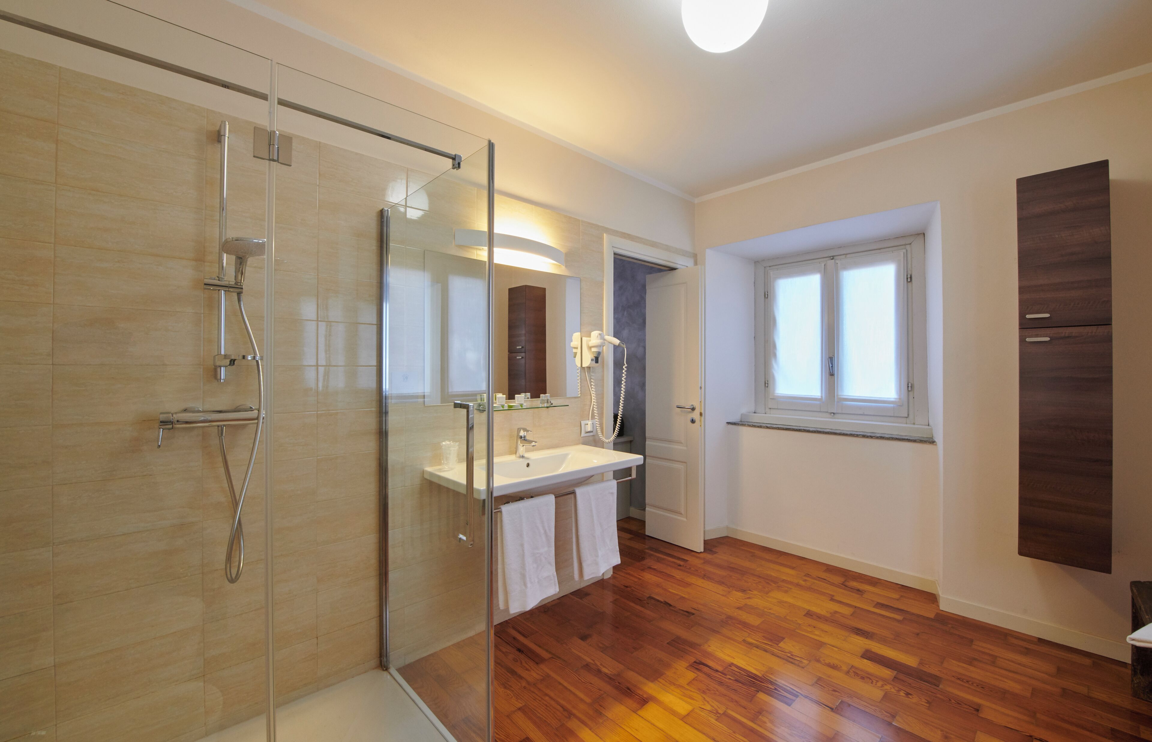 Deluxe-Dreibettzimmer, eigenes Bad | Badezimmer | Dusche, kostenlose Toilettenartikel, Haartrockner, Bidet