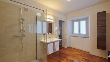 Deluxe-Dreibettzimmer, eigenes Bad | Badezimmer | Dusche, kostenlose Toilettenartikel, Haartrockner, Bidet