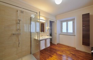 Deluxe Triple Room, Private Bathroom | Bathroom | Shower, free toiletries, hair dryer, bidet - Foresteria La Torretta (Fino Mornasco)