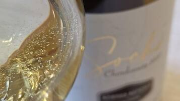 Una bottiglia di vino con un'etichetta che riporta "Terre Lariane".