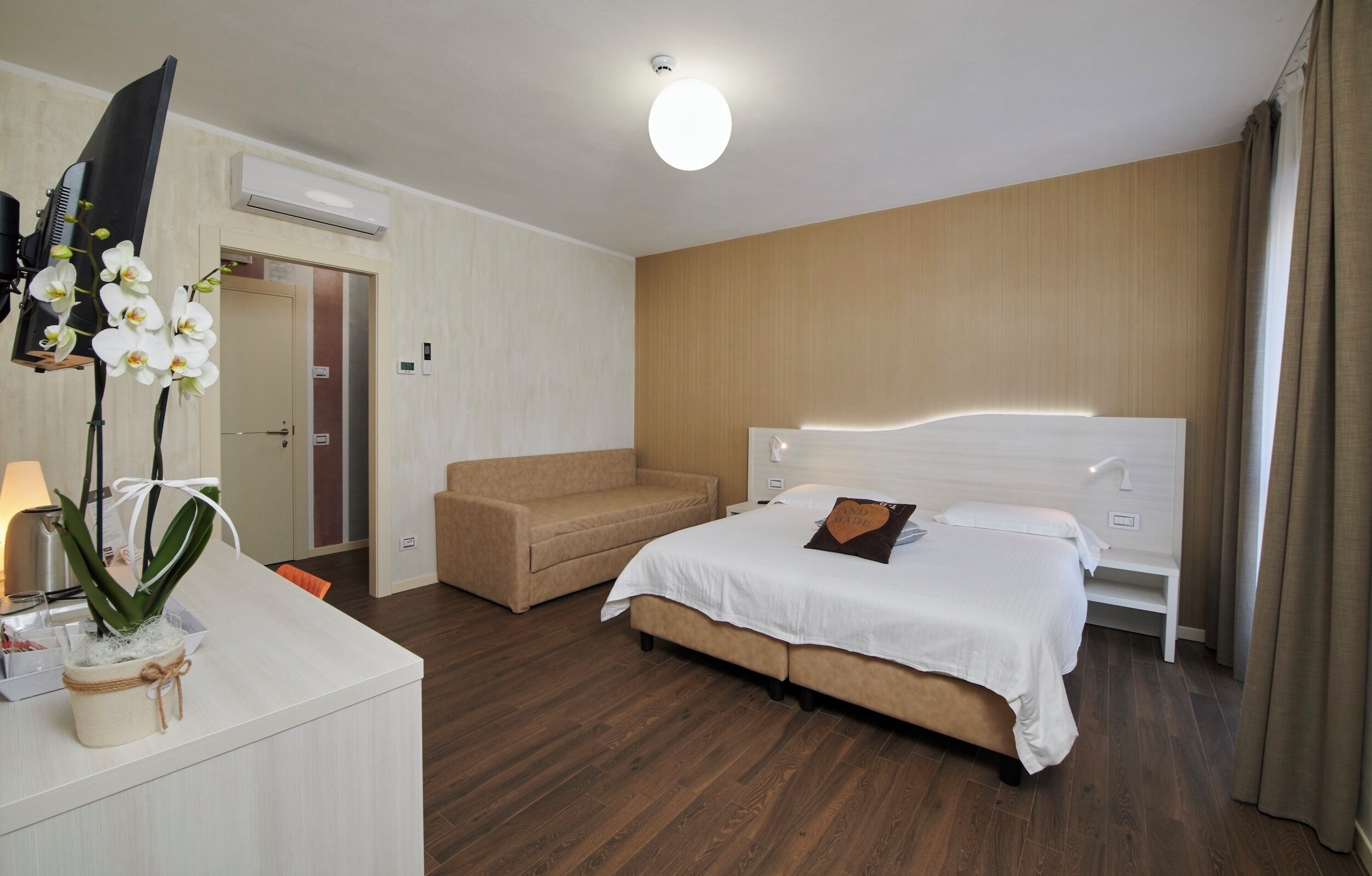 コンフォート 4 人部屋 専用バスルーム | エジプト綿のシーツ、高級寝具、羽毛の掛け布団、セーフティボックス (室内)