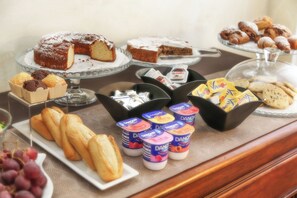 Daily continental breakfast (EUR 15 per person)