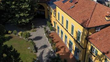 Vista frontal de la propiedad