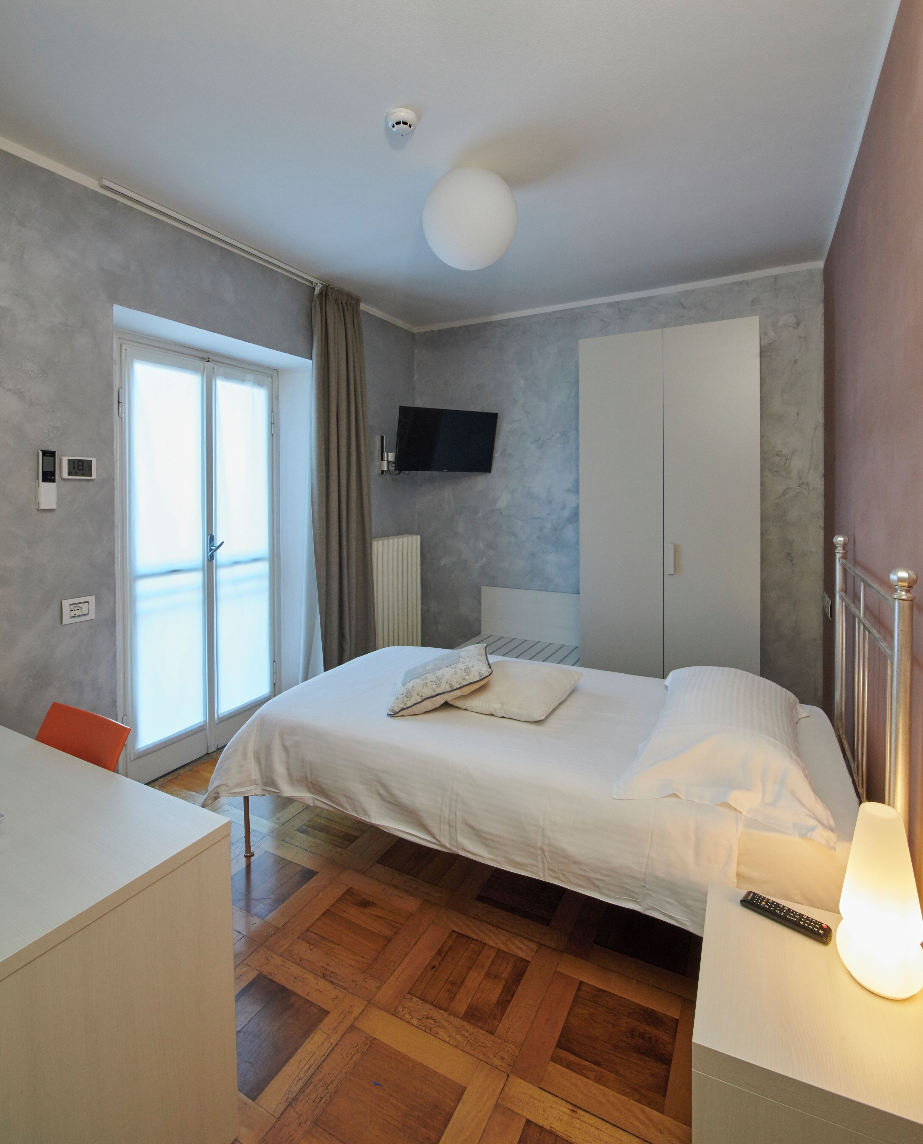 コンフォート ルーム シングルベッド 1 台 専用バスルーム | エジプト綿のシーツ、高級寝具、羽毛の掛け布団、セーフティボックス (室内)