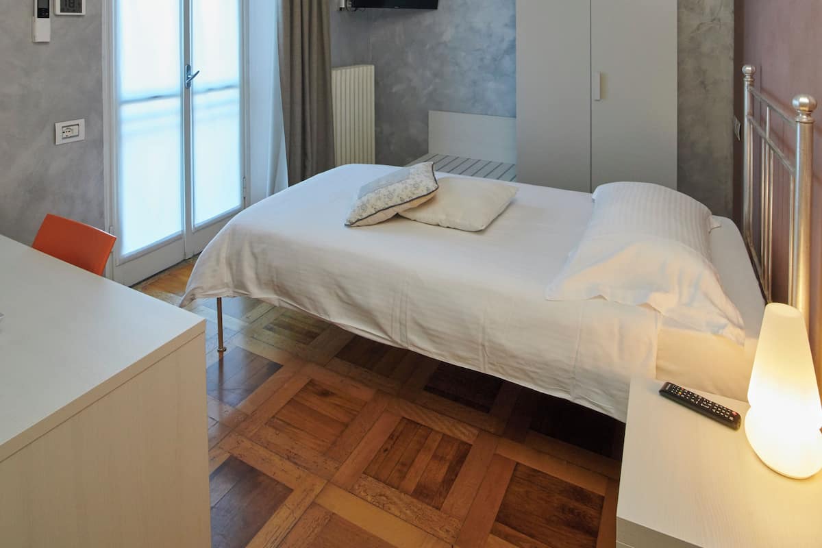 Egyptian cotton sheets, premium bedding, down duvets, in-room safe