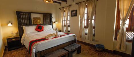 Comfort tweepersoonskamer, uitzicht op de stad | Een bureau, een laptopwerkplek, gratis wifi