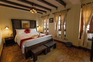 Habitación doble Confort, vista a la ciudad | Escritorio, espacio para trabajar con laptop y wifi gratis 