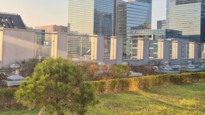 Un complejo moderno de edificios con varias estructuras altas, destacando fachadas de vidrio y arquitectura contemporánea.
