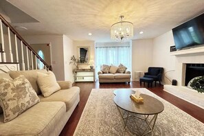 Living area - Cozy 4-Bedroom Retreat Near Stone Mountain Park – Perfect for Family Getaways! (Stone Mountain)