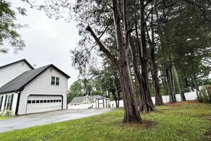 Property grounds - Cozy 4-Bedroom Retreat Near Stone Mountain Park – Perfect for Family Getaways! (Stone Mountain)