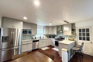 Private kitchen - Cozy 4-Bedroom Retreat Near Stone Mountain Park – Perfect for Family Getaways! (Stone Mountain)