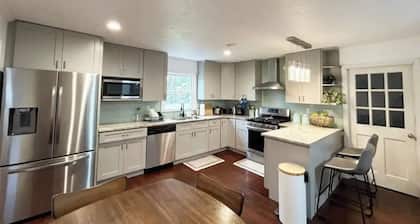 Cozy 4-Bedroom Retreat Near Stone Mountain Park â Perfect for Family Getaways!