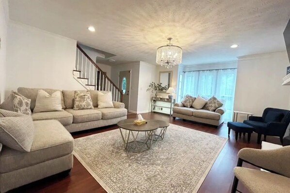 Living area - Cozy 4-Bedroom Retreat Near Stone Mountain Park – Perfect for Family Getaways! (Stone Mountain)