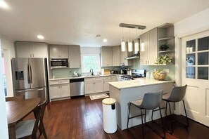 Private kitchen - Cozy 4-Bedroom Retreat Near Stone Mountain Park – Perfect for Family Getaways! (Stone Mountain)