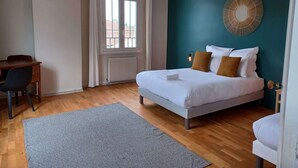 Un dormitorio con cama, escritorio y silla.