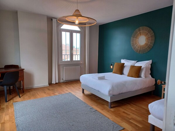 A bedroom with a bed, a desk, and a chair. - Château Touzinat (Saint-Pey-d'Armens)