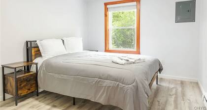 Charming 2-bedroom VIP cottage in delightful Pulaski. 1.9 mi away from river