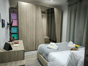 7 slaapkamers, een bureau, een strijkplank/strijkijzer, reisbedje