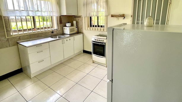 Apartment | Private kitchen | Fridge, microwave, oven, stovetop - Tropical Paradise in Paramaribo 3 - Room House (Paramaribo)