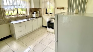 Apartment | Private kitchen | Fridge, microwave, oven, stovetop - Tropical Paradise in Paramaribo 3 - Room House (Paramaribo)