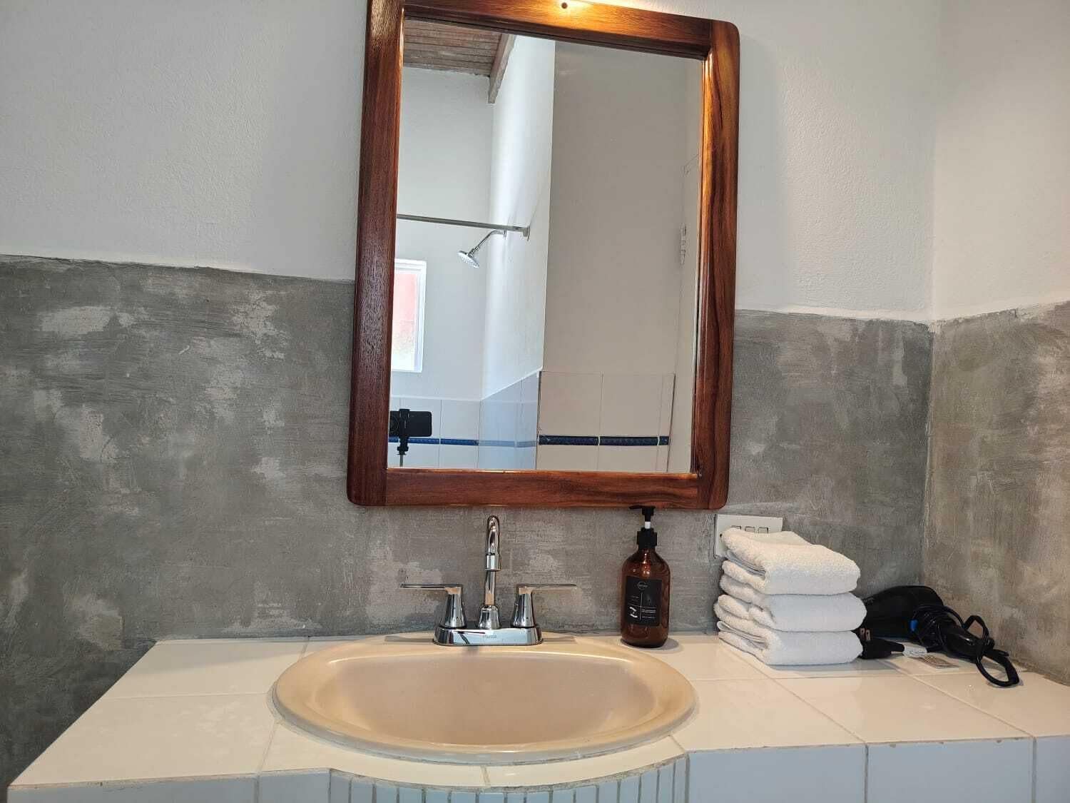 Habitación familiar | Baño | Ducha, artículos de higiene personal ecológicos, toallas y jabón