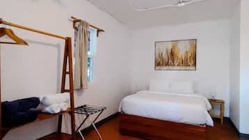 Family Twin | Hypo-allergenic bedding, blackout drapes, soundproofing, free WiFi