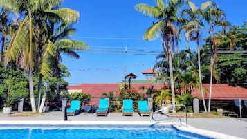 3 piscines a l'aire lliure