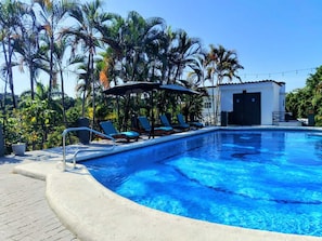 3 piscines extérieures