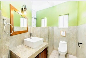 Deluxe Room | Bathroom | Shower, eco-friendly toiletries, towels, soap - Alma Vida Hotel (Quepos)
