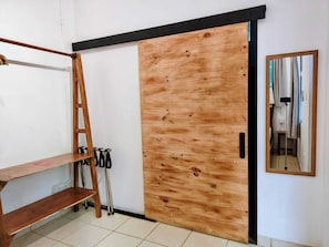 Standard Handicap | Bộ đồ giường kháng dị ứng, màn/rèm cản sáng, phòng cách âm