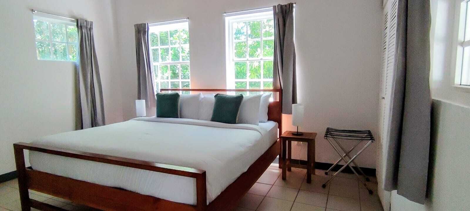 Family Room | ملاءات للفراش لا تسبب الحساسية وستائر تعتيم وتجهيزات عازلة للصوت