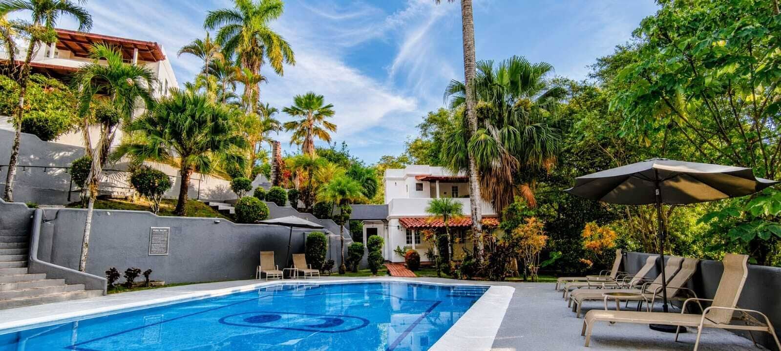 3 piscines extérieures