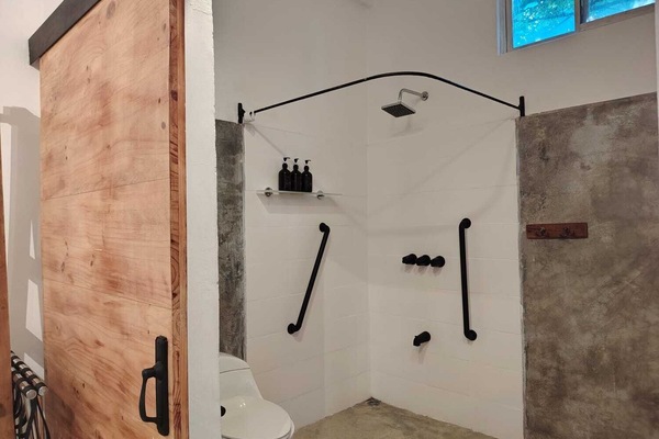 Standard Handicap | Bathroom | Shower, eco-friendly toiletries, towels, soap
